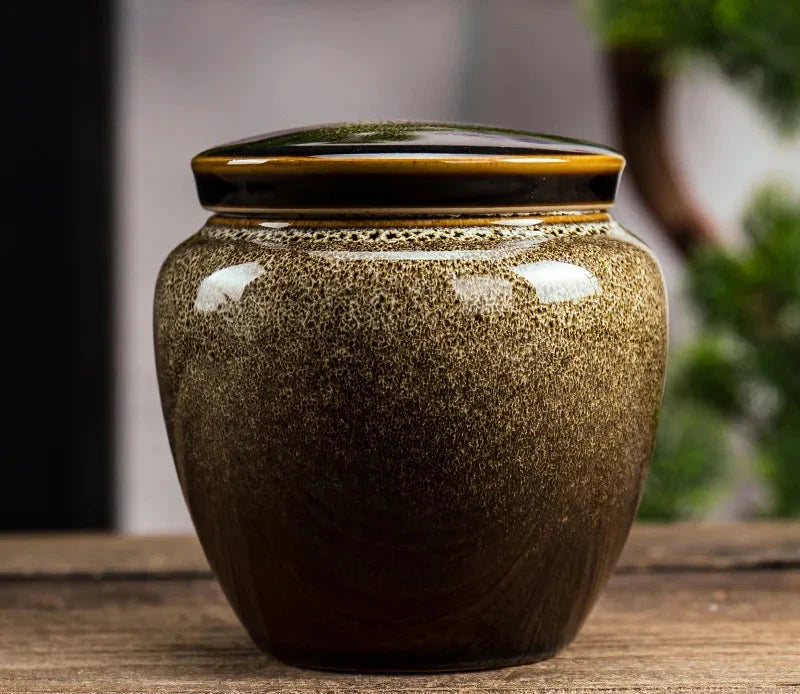 Urnes Céramique Le Sanctuaire Royal	Dignité et présence majestueuse.