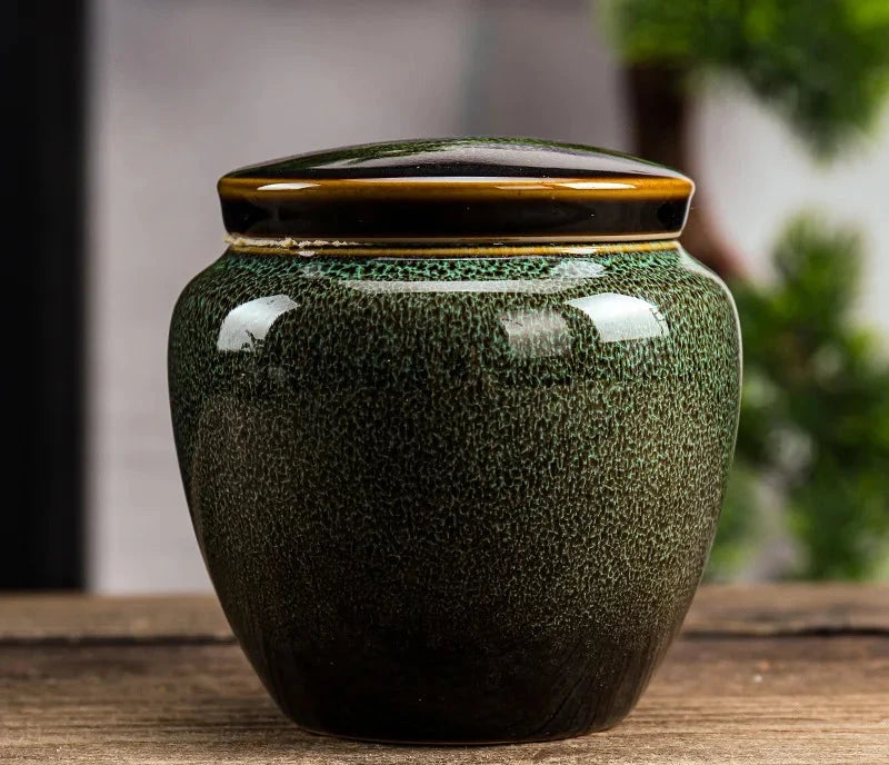 Urnes Céramique Le Sanctuaire Royal	Dignité et présence majestueuse.