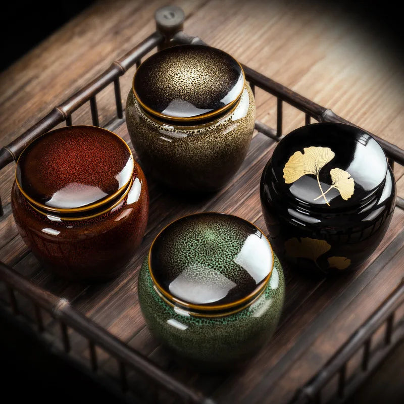 Urnes Céramique Le Sanctuaire Royal	Dignité et présence majestueuse.