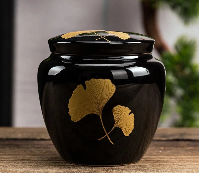 Urnes Céramique Le Sanctuaire Royal	Dignité et présence majestueuse.