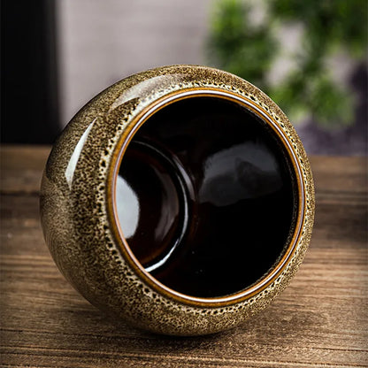 Urnes Céramique Le Sanctuaire Royal	Dignité et présence majestueuse.