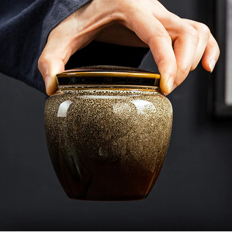 Urnes Céramique Le Sanctuaire Royal	Dignité et présence majestueuse.