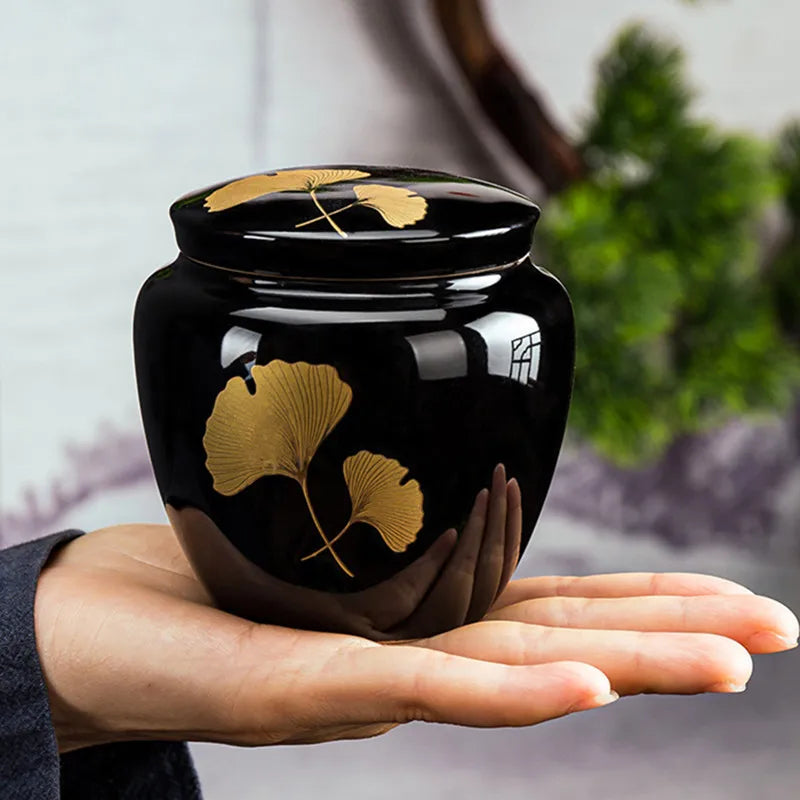 Urnes Céramique Le Sanctuaire Royal	Dignité et présence majestueuse.